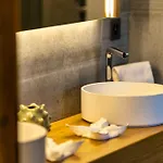 Hotel Mad Retreat