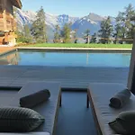 Mad Retreat Hotel *