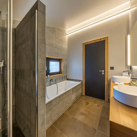 Hotel Mad Retreat *
