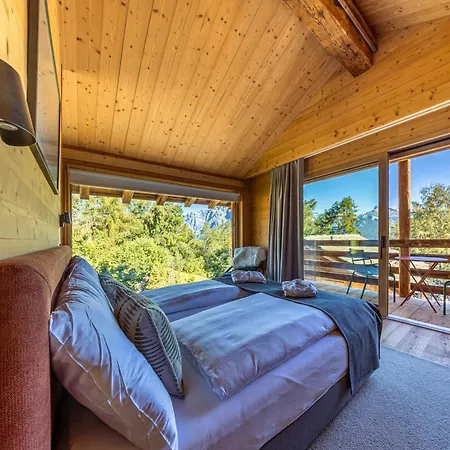 Mad Retreat Hotel *