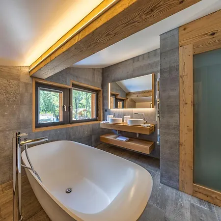 Hotel Mad Retreat