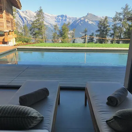 Mad Retreat Hotel *