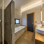 Hotel Mad Retreat *