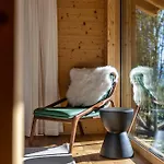 Hotel Mad Retreat *