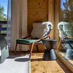 Hotel Mad Retreat *