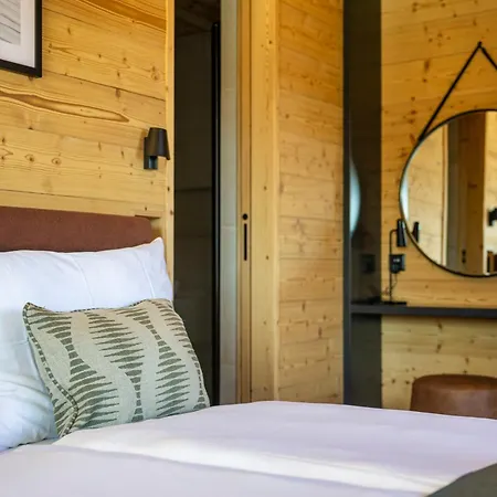 Mad Retreat Otel
