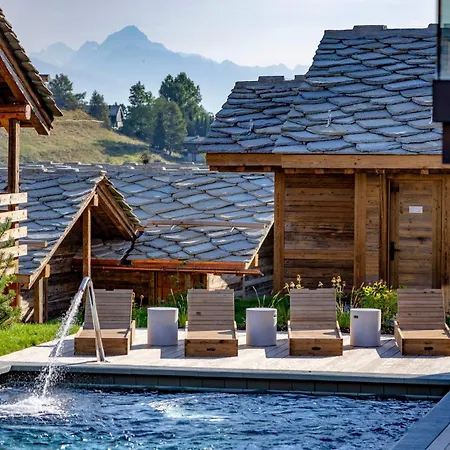 Mad Retreat Hotel *
